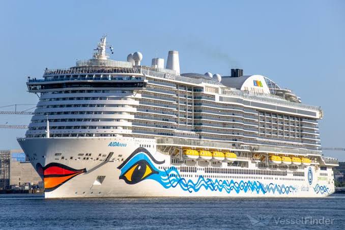 Top 10 Biggest Cruise Ships in the World
P&O Iona 