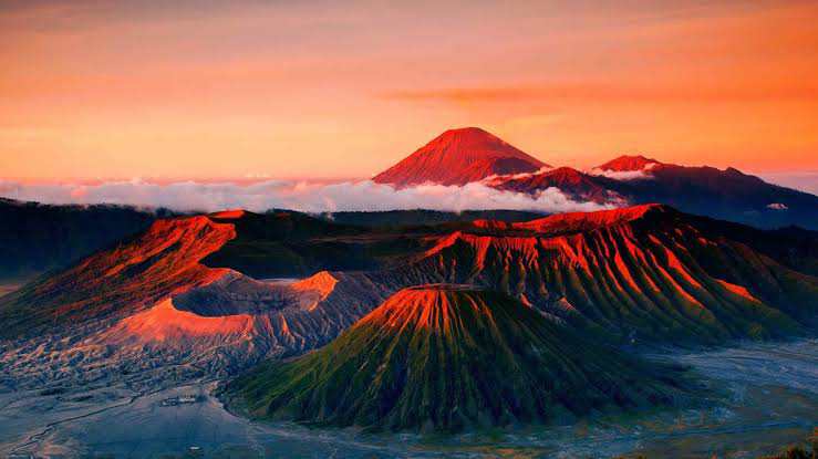 Top 10 Most Picturesque Sunsets and Sunrises in the WorldIndonesia's Mount Bromo sunset